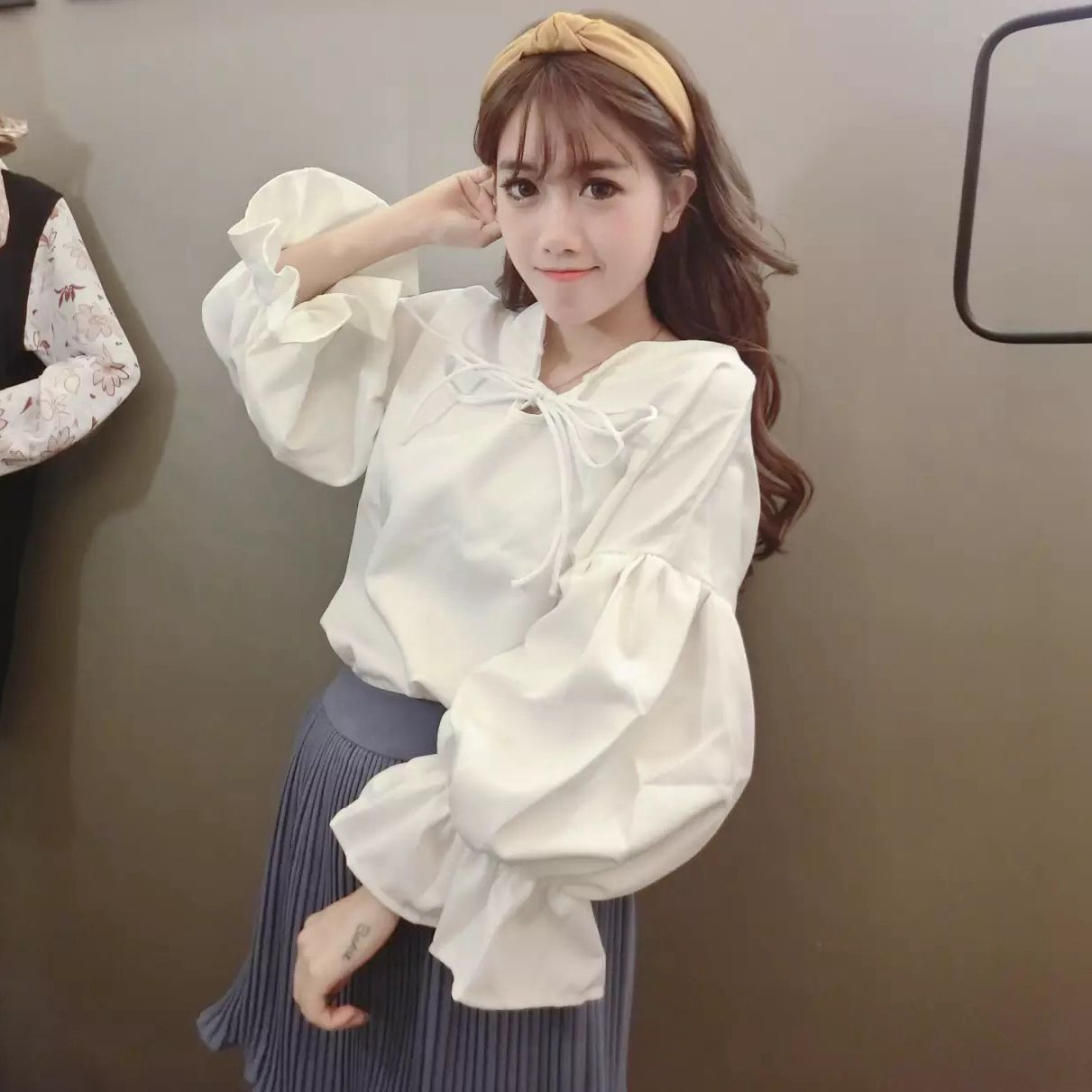 春季新款学院风系带v领白色衬衫女长袖套头韩范泡泡袖衬衣潮